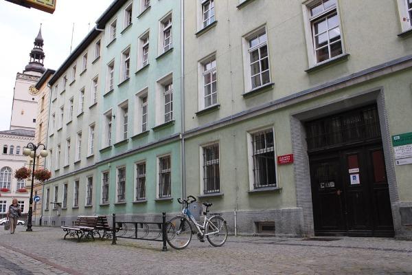 Zdjęcie wejście do urzędu pracy od ulicy Krasickiego